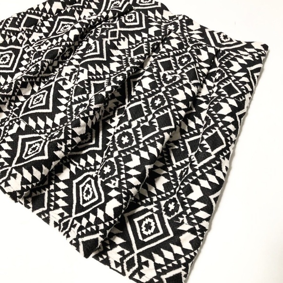 Xhilaration Pleaded Short Tribal Pattern Graphic Skirt Size M Black White Cute - Picture 1 of 6